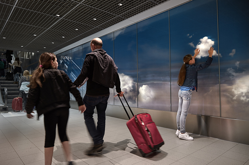 daan-roosegaarde-beyond-schiphol-airport-3D-clouds-designboom-02