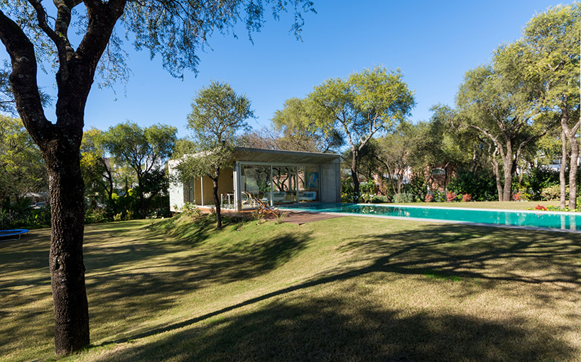 grupo-urban-casa-del-bosque-forest-house-cordoba-argentina-designboom-01