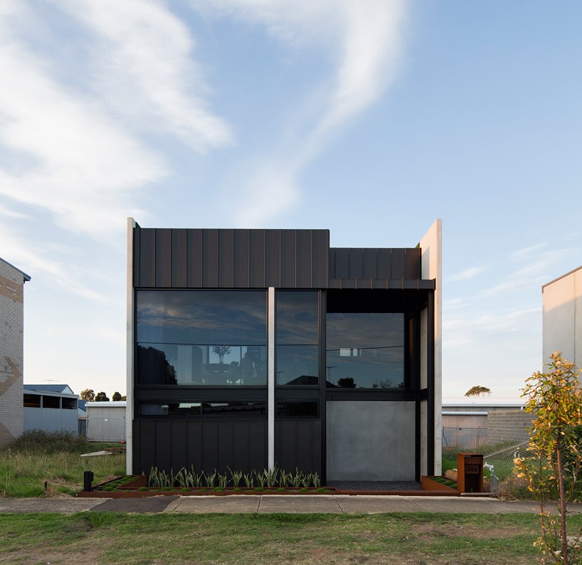 lachlan shepherd architects plan compact townhouse as a castle-like space