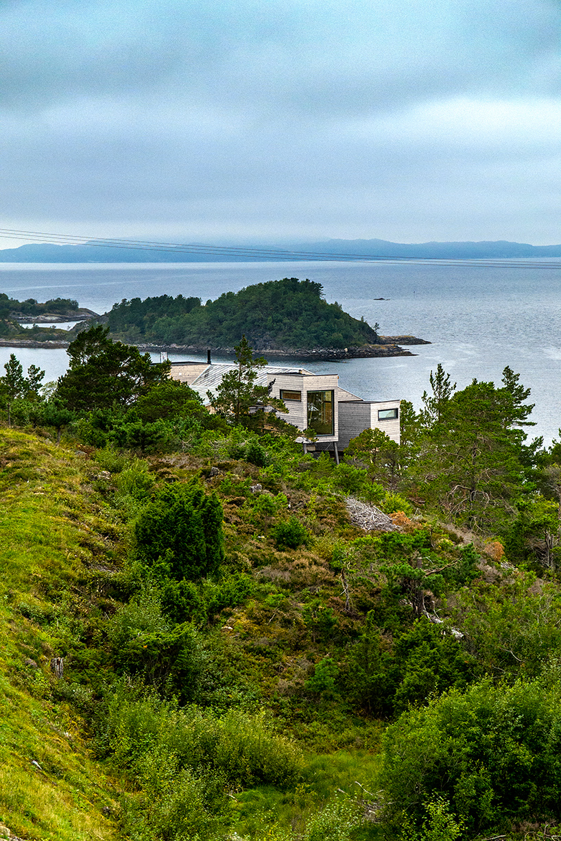rever-&-drage-architects-cabin-straumsnes-tingvoll-norway-designboom-02
