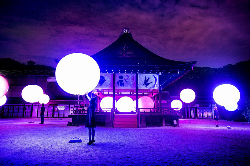 teamlab-resonating-spheres-trees-light-festival-tadasu-no-mori-shimogamo-shrine-designboom-01