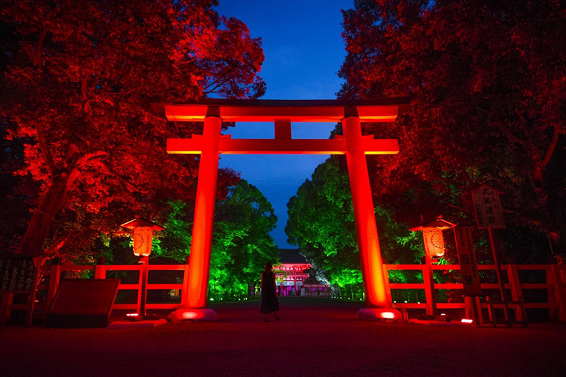 teamlab-resonating-spheres-trees-light-festival-tadasu-no-mori-shimogamo-shrine-designboom-02