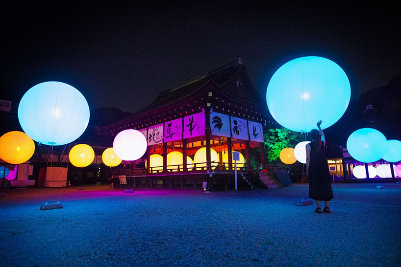 teamlab-resonating-spheres-trees-light-festival-tadasu-no-mori-shimogamo-shrine-designboom-02