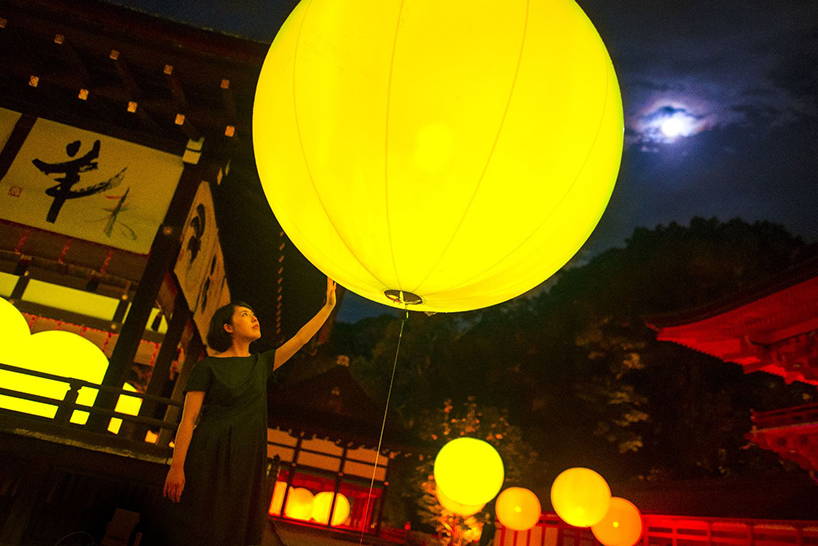 teamlab-resonating-spheres-trees-light-festival-tadasu-no-mori-shimogamo-shrine-designboom-02