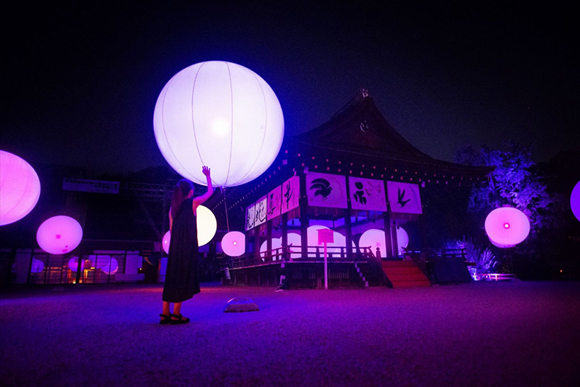 teamlab-resonating-spheres-trees-light-festival-tadasu-no-mori-shimogamo-shrine-designboom-02