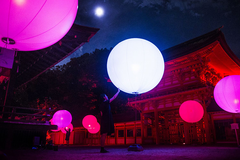 teamlab-resonating-spheres-trees-light-festival-tadasu-no-mori-shimogamo-shrine-designboom-02