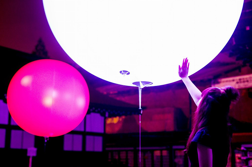 teamlab-resonating-spheres-trees-light-festival-tadasu-no-mori-shimogamo-shrine-designboom-02