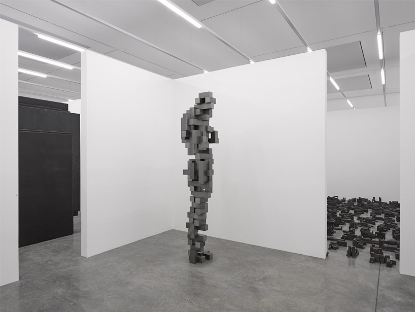 antony-gormley-fit-sculptures-white-cube-designboom04