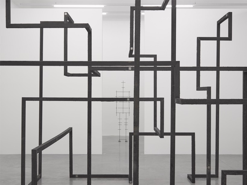 antony-gormley-fit-sculptures-white-cube-designboom08