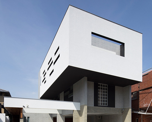 architect show's concrete Y9-house in fukuoka features a protruding top floor