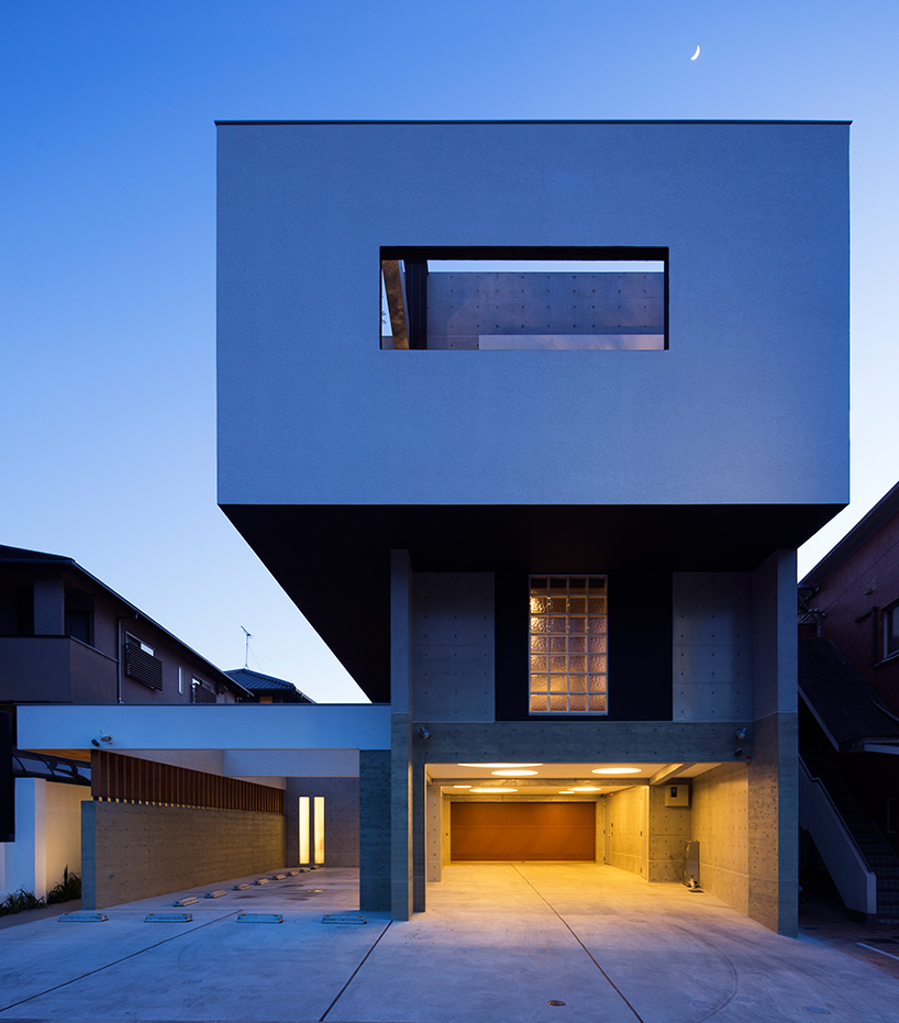 architect show's concrete Y9-house in fukuoka features a protruding top floor