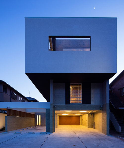 architect show's concrete Y9-house in fukuoka features a protruding top floor