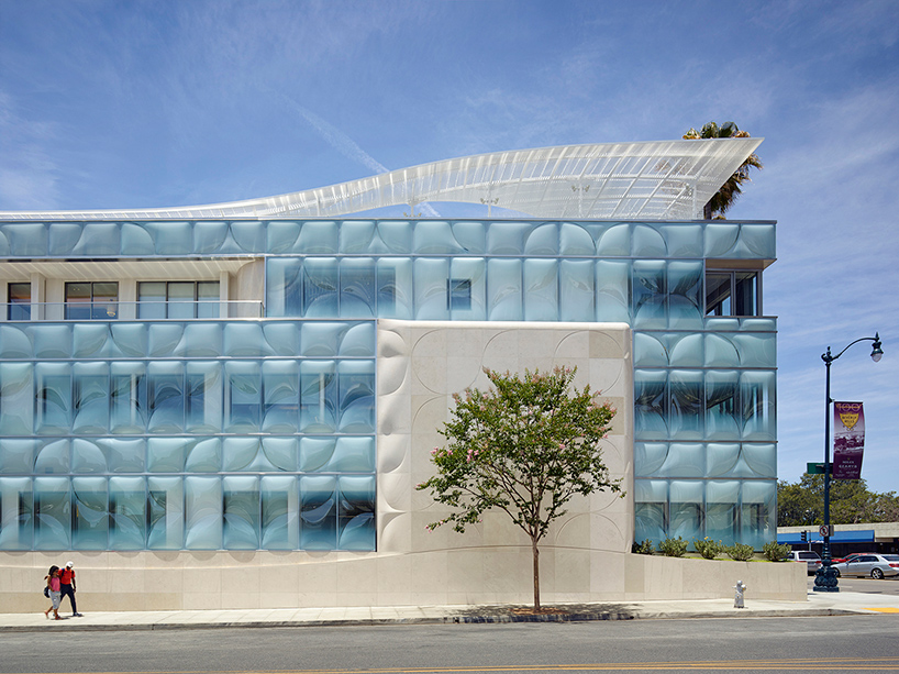 belzberg architects transforms gores group HQ in beverly hills with blue glass panels