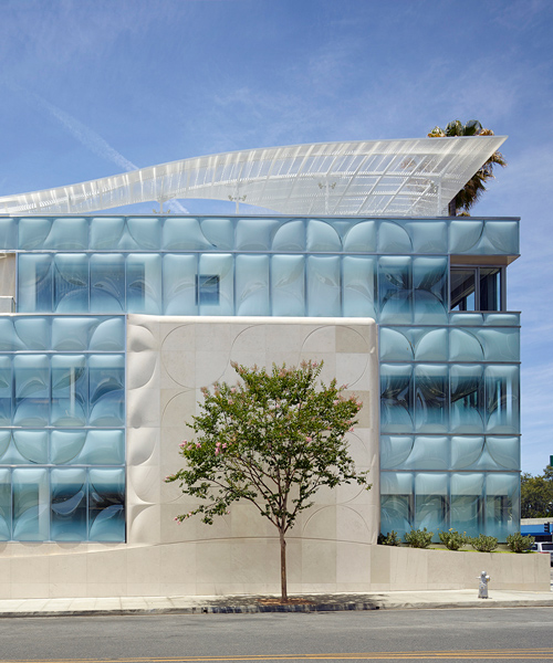 belzberg architects transforms gores group HQ in beverly hills with blue glass panels