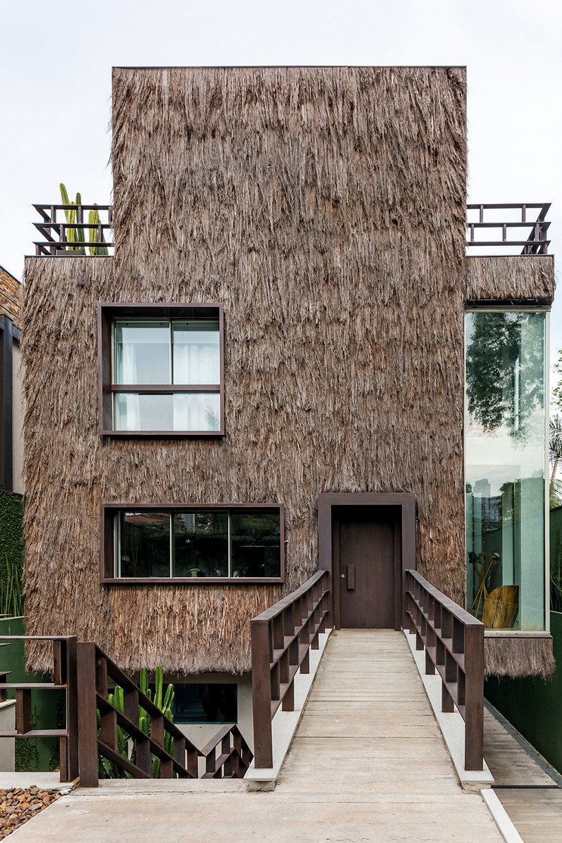 campana brothers clad family home in são paulo with natural palm fibers
