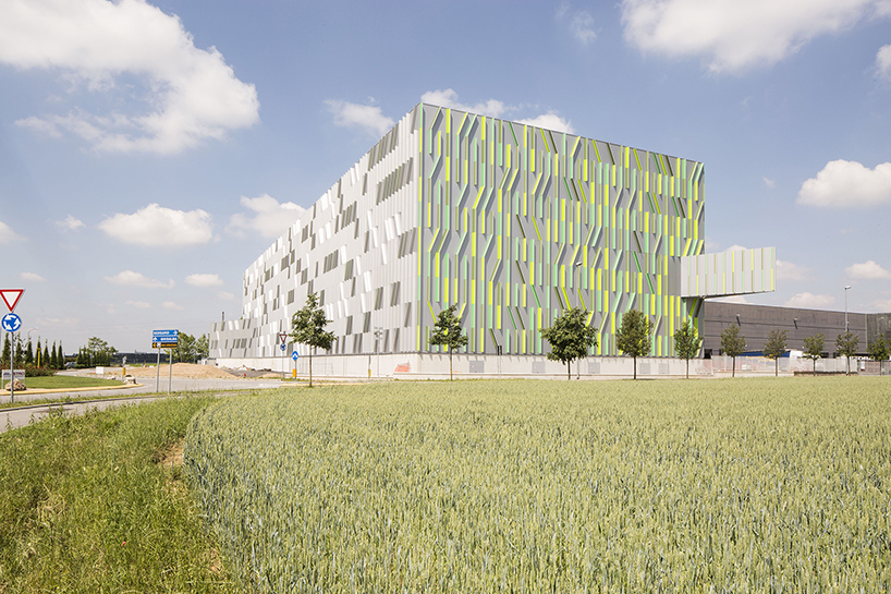 cino-zucchi-architetti-fili-derba-pedrali-new-automated-warehouse-bergamo-italy-designboom-01
