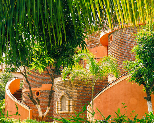 d6thd design studio realizes the shyam farm forest resort in india