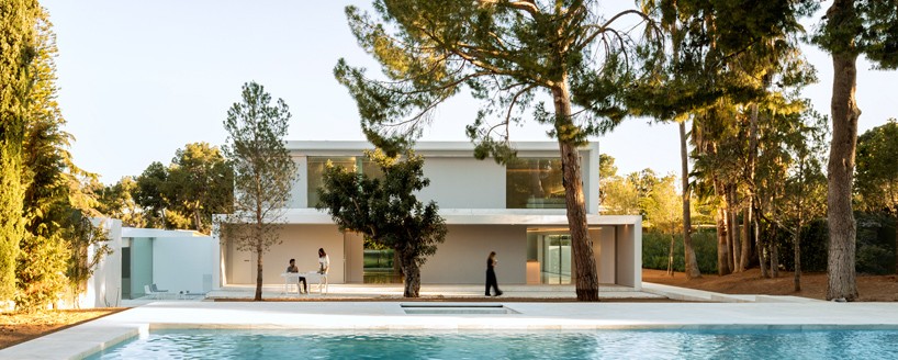 fran-silvestre-arquitectos-house-between-the-pine-forest-designboom-01