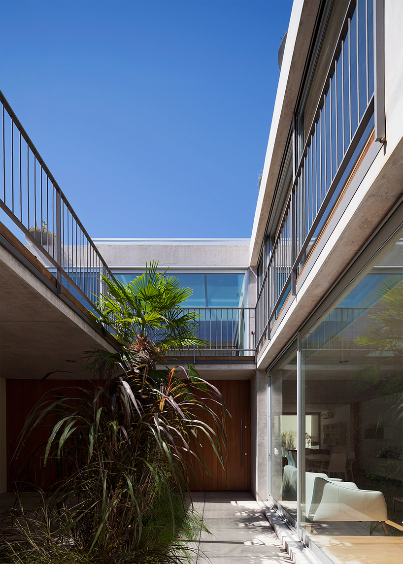 pedro-livni-karin-bia-libertad-street-house-uruguay-designboom-02