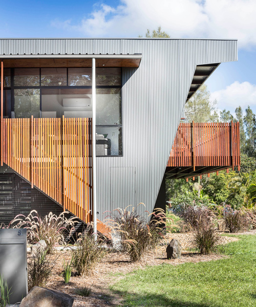 refresh design reinterprets australian beach house with cantilevered structure