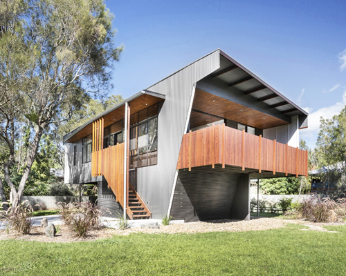 refresh design reinterprets australian beach house with cantilevered structure