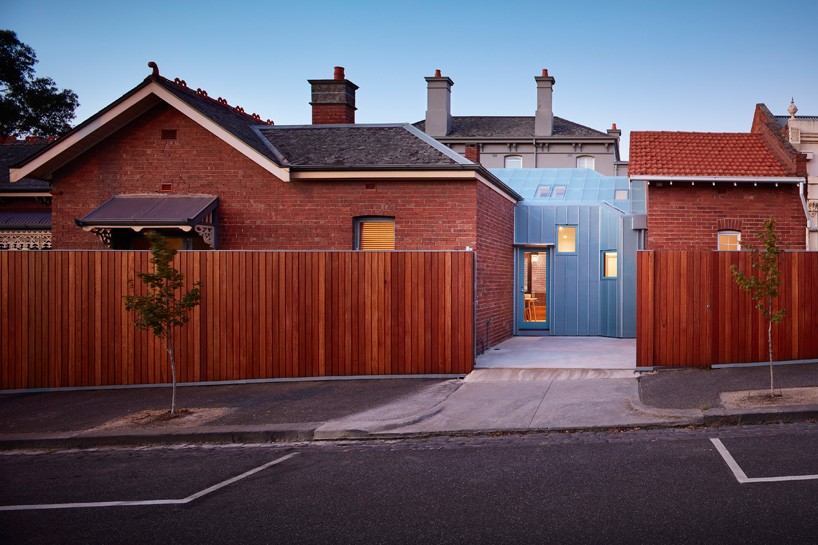 steffen welsch reconnects brick family home with glazed intervention