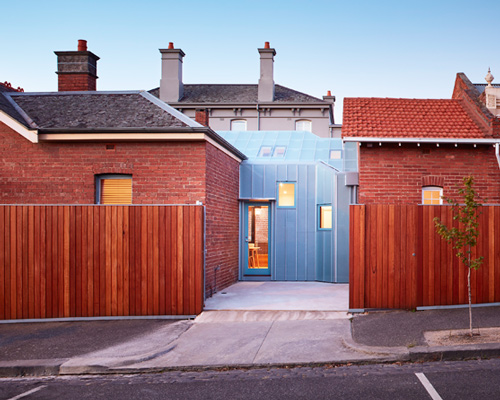 steffen welsch reconnects brick family home with glazed intervention
