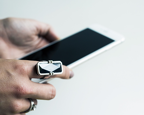 vinaya altruis connects jewelry to smartphone to help you stay in the present