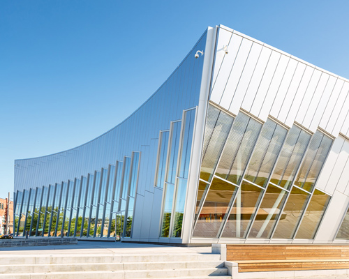 ZAS architects complete library with shifting form in suburban toronto