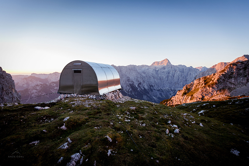 ao-anze-cokl-alpine-shelter-bivak-ii-na-jezerih-slovenia-designboom-01