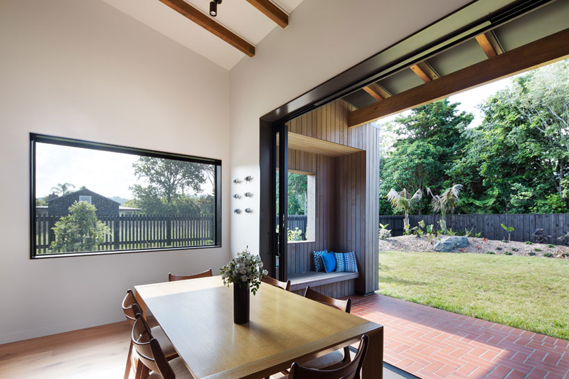 mrtn-architects-house-under-eaves-new-zealand-designboom-02