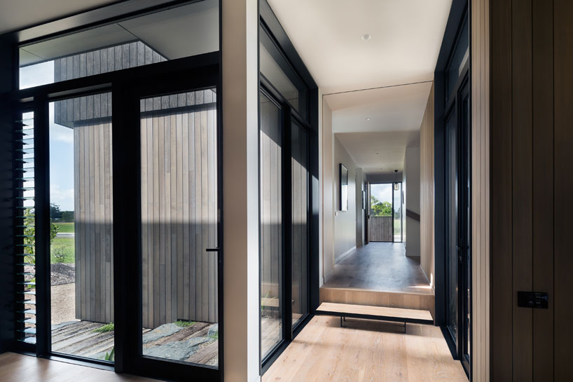 mrtn-architects-house-under-eaves-new-zealand-designboom-02