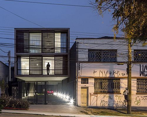 arquea arquitetos adds wooden curtain to brazil's building