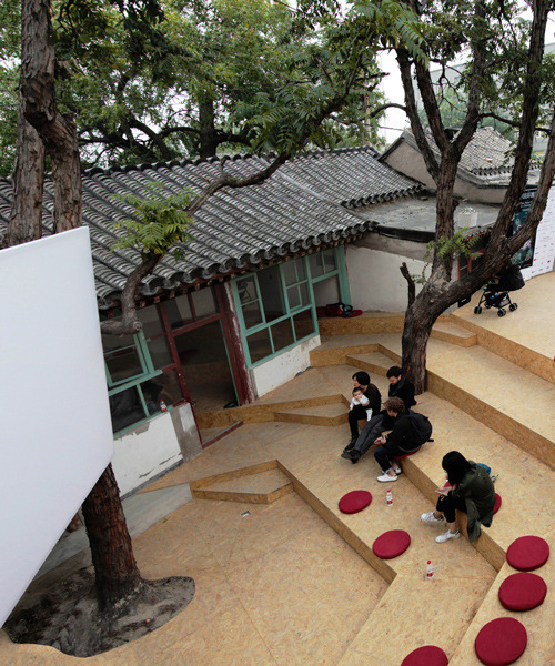 BaO architects installs a pop-up amphitheater inside a beijing hutong