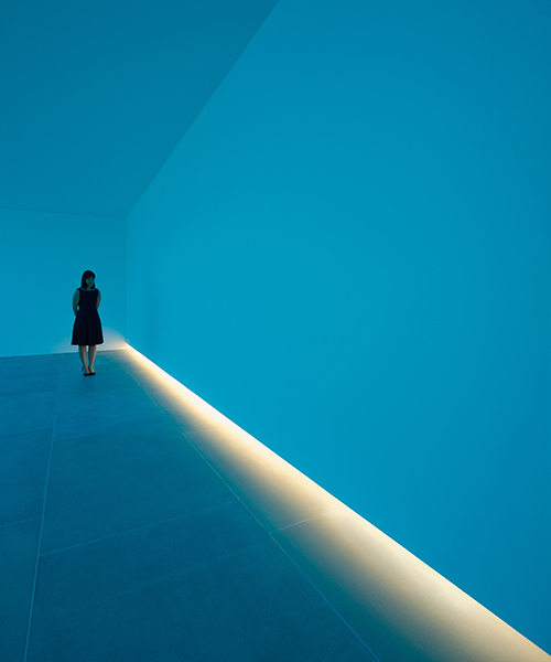 bruce nauman's 'natural light, blue light room' presented for the first time in 45 years