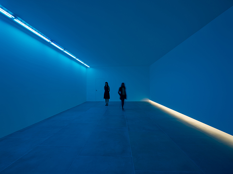 bruce-nauman-natural-light-blue-light-room-designboom-02