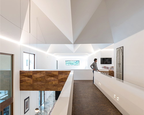 BUDIC adds pyramidal hipped-roof module to mexican house