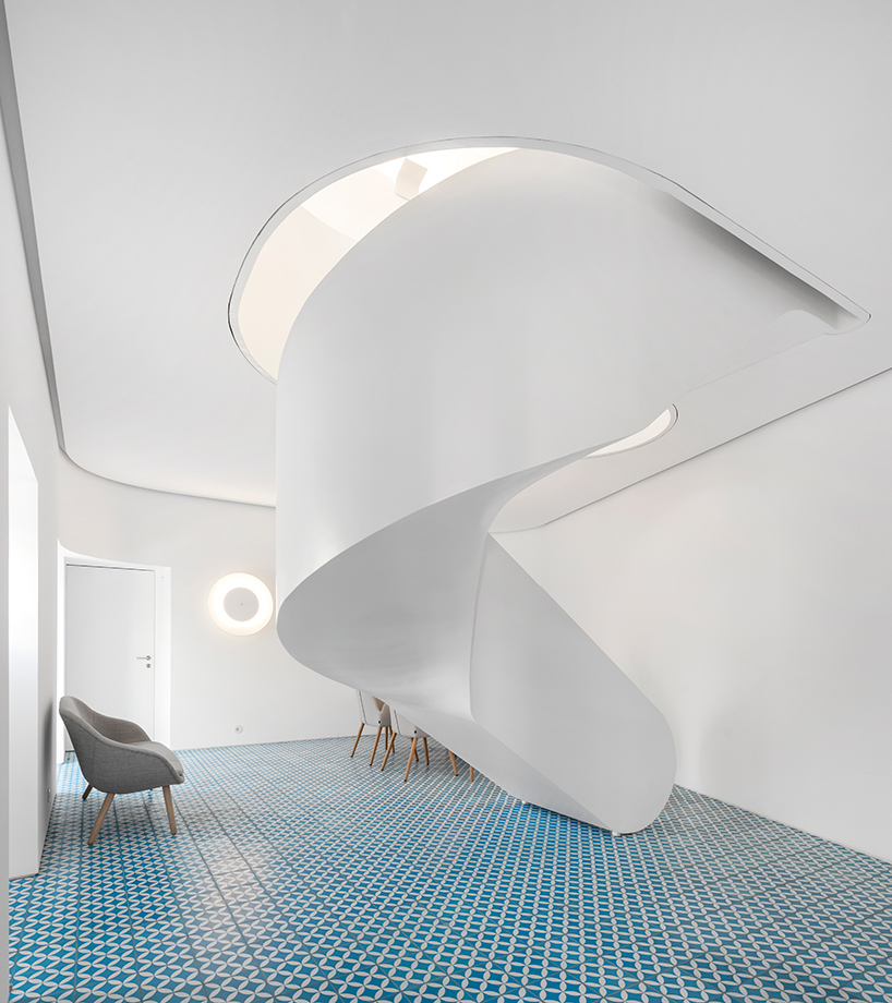 correia/ragazzi arquitectos restores sotheby's algarve HQ using traditional techniques