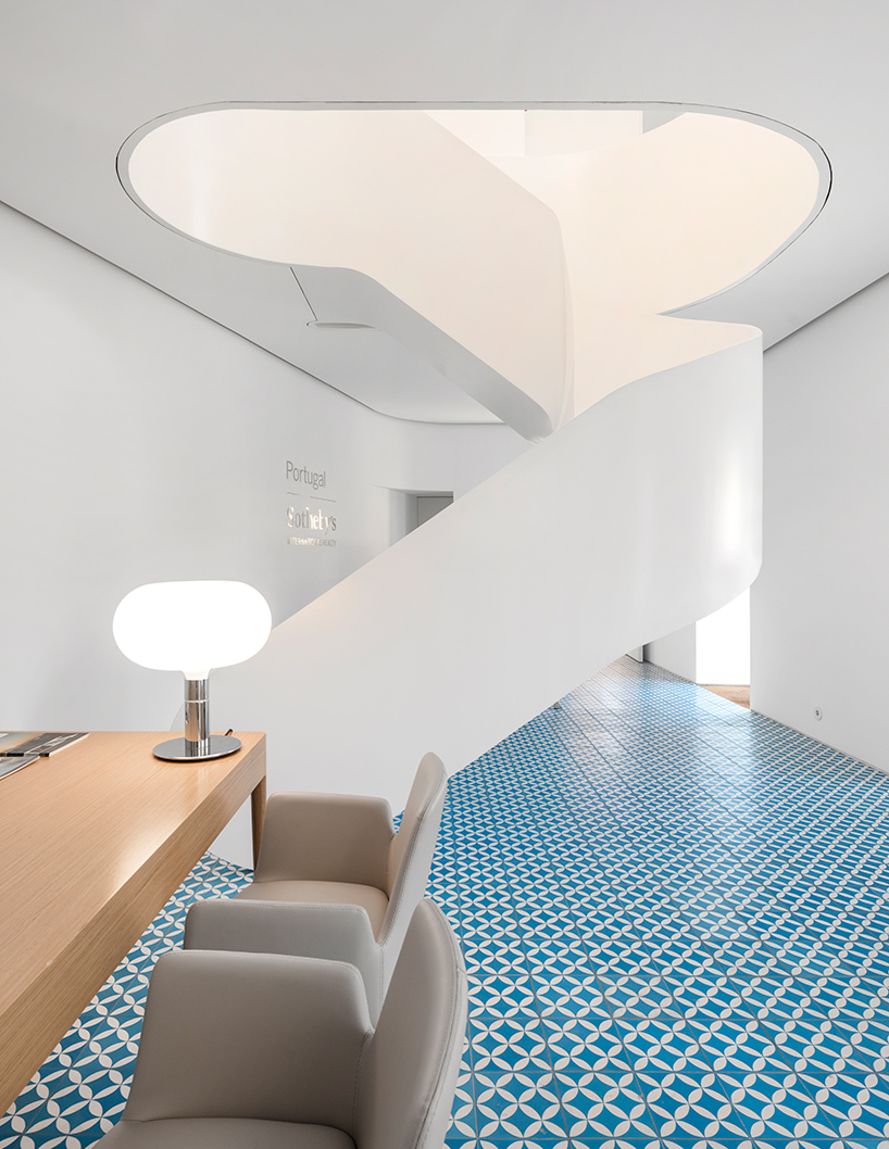 correia-ragazzi-arquitectos-sothebys-real-estate-headquarters-carvoeiro-algarve-portugal-designboom-02
