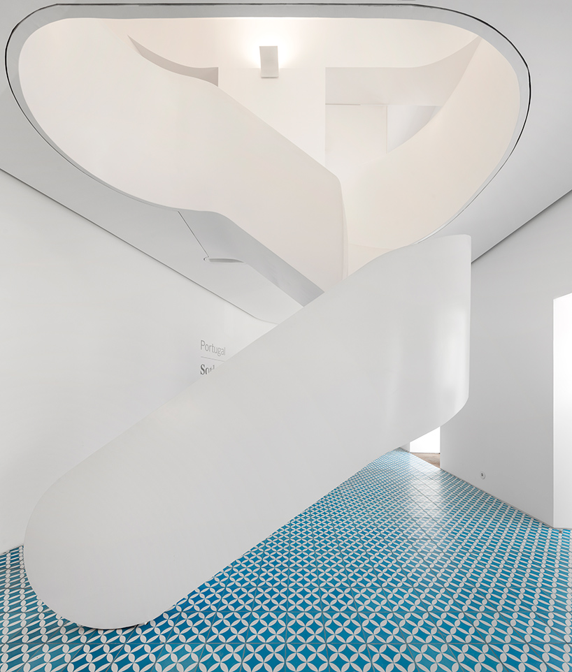 correia-ragazzi-arquitectos-sothebys-real-estate-headquarters-carvoeiro-algarve-portugal-designboom-02