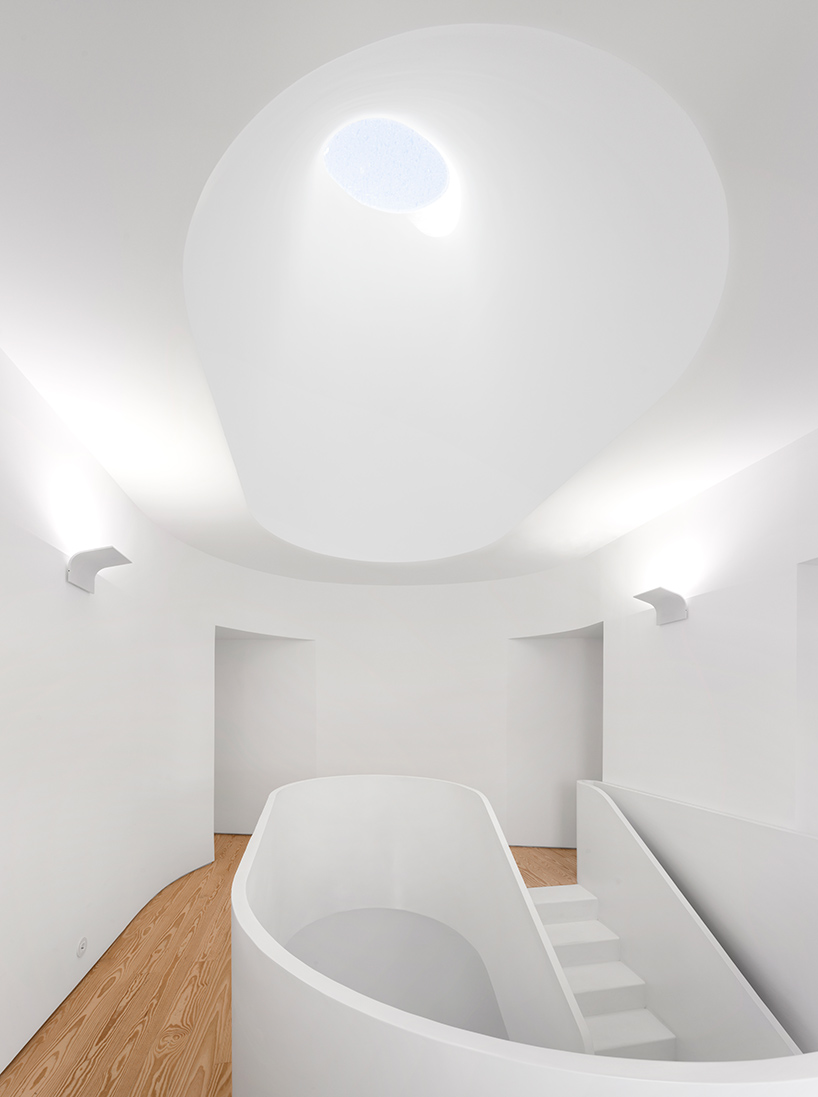 correia-ragazzi-arquitectos-sothebys-real-estate-headquarters-carvoeiro-algarve-portugal-designboom-02