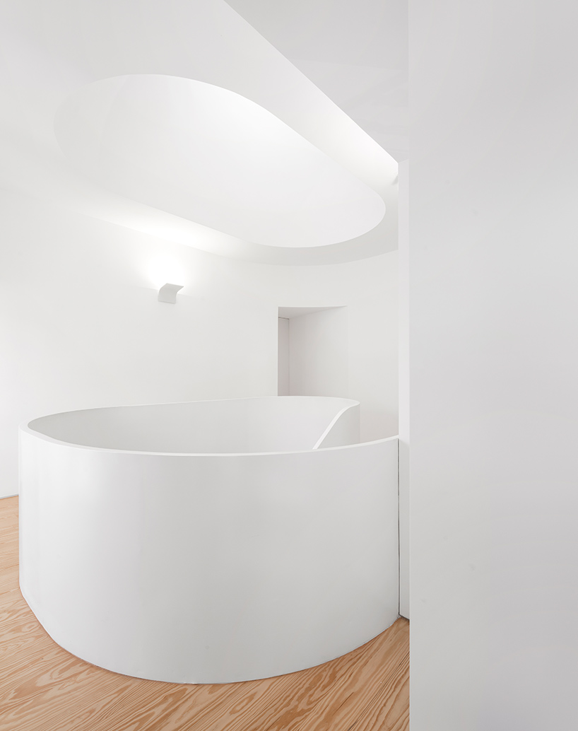 correia-ragazzi-arquitectos-sothebys-real-estate-headquarters-carvoeiro-algarve-portugal-designboom-02