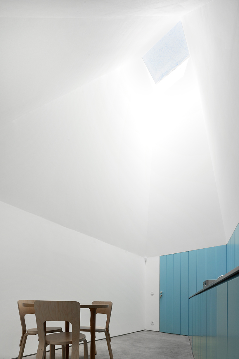 correia-ragazzi-arquitectos-sothebys-real-estate-headquarters-carvoeiro-algarve-portugal-designboom-02