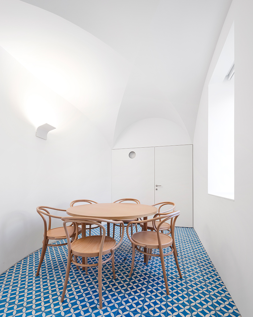 correia-ragazzi-arquitectos-sothebys-real-estate-headquarters-carvoeiro-algarve-portugal-designboom-02