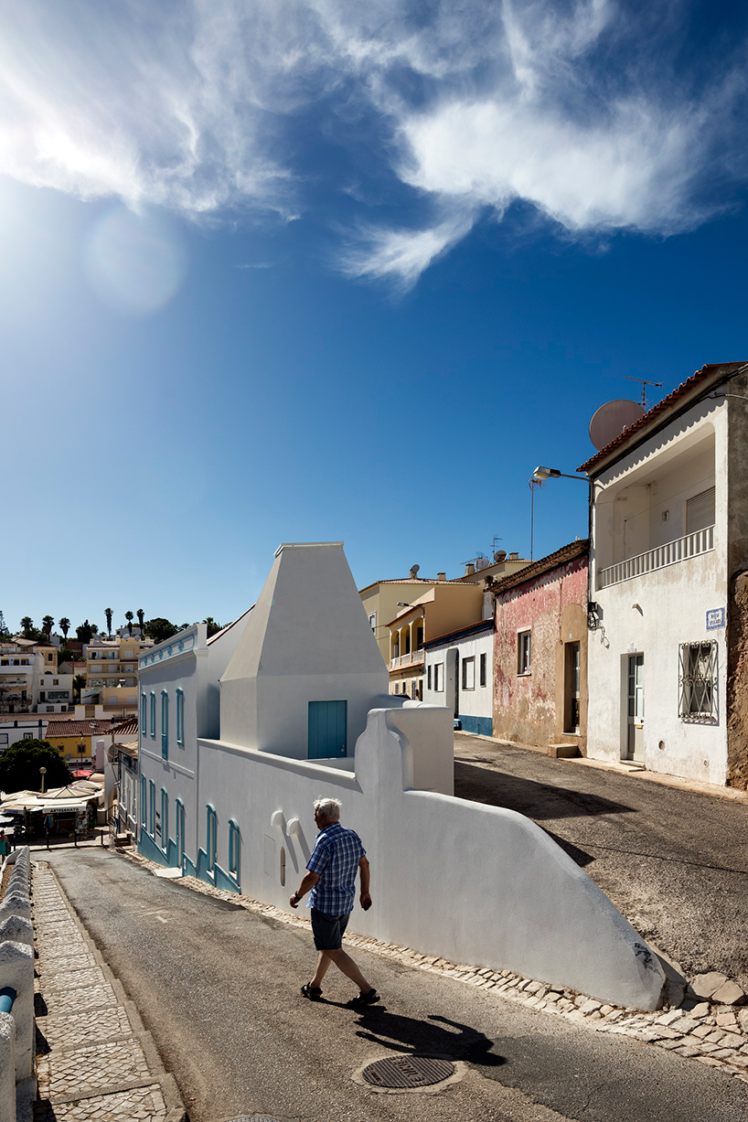 correia-ragazzi-arquitectos-sothebys-real-estate-headquarters-carvoeiro-algarve-portugal-designboom-02