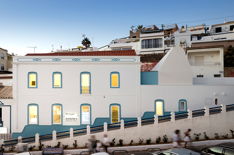 correia-ragazzi-arquitectos-sothebys-real-estate-headquarters-carvoeiro-algarve-portugal-designboom-02