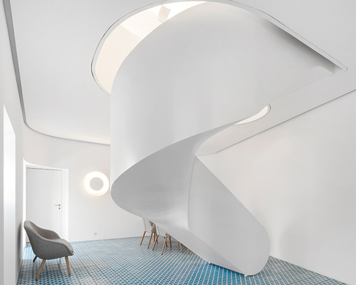 correia/ragazzi arquitectos restores sotheby's algarve HQ using traditional techniques