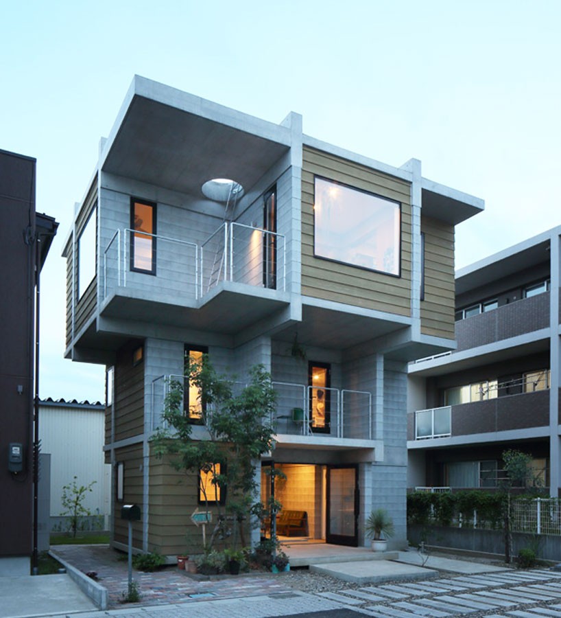 hiroyuki shinozaki constructs top-heavy concrete dwelling for family in japan