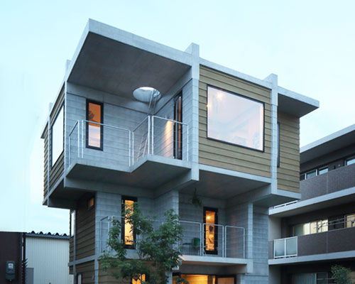 hiroyuki shinozaki constructs top-heavy concrete dwelling for family in japan