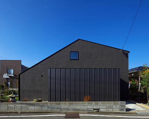 satoru hirota constructs a storm-resistant 'house of calm' in niigata, japan